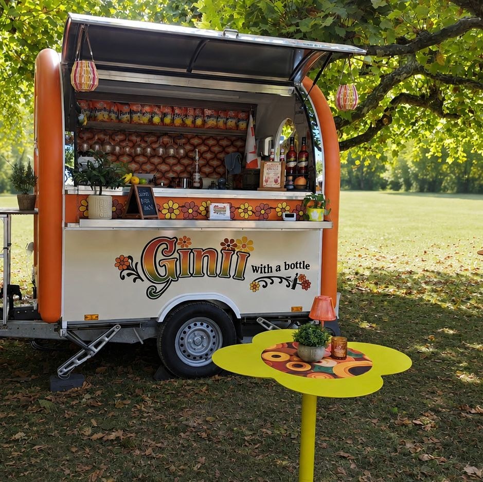 Ginii with a bottle — der mobile Weinwagen im 70er Jahre Look